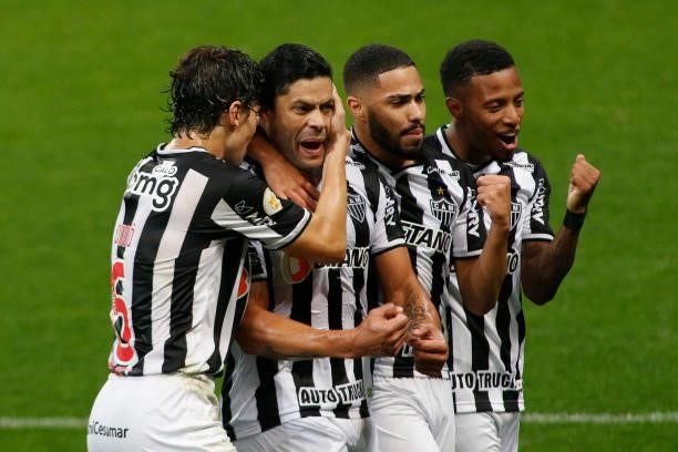 Hulk of Atletico Mineiro celebrates with teammates after scoring his team's first goal during a match between Corinthians and Atletico Mineiro as...