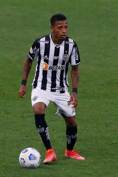 Tche Tche of Atletico Mineiro controls the ball during a match between Corinthians and Atletico Mineiro as part of Brasileirao 2021 at Arena...