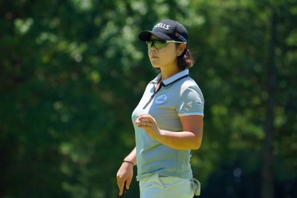 Min-young Lee of South Korea acknowledges fans on the 8th green during third round of the GMO Internet Ladies Samantha Thavasa Global Cup at Eagle...