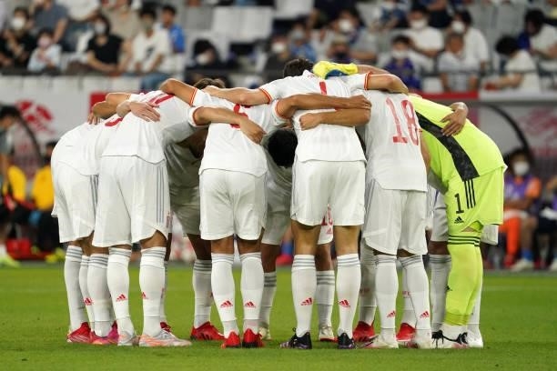 Players of Spain huddle prior to the U-24 international friendly match between Japan and Spain at the Noevir Stadium Kobe on July 17, 2021 in kobe,...
