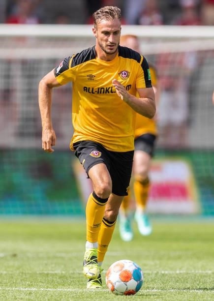 Pascal Sohm of Dynamo Dresden runs with the ball during the Pre-Season friendly match between 1. FC Union Berlin and Dynamo Dresden at Stadion An der...