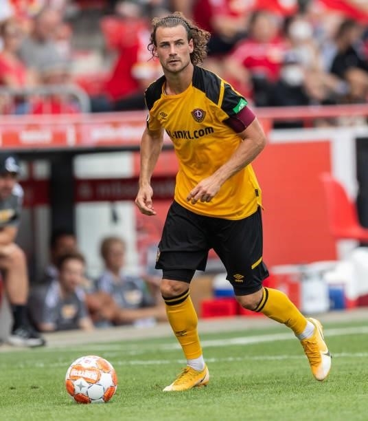 Yannick Stark of Dynamo Dresden runs with the ball during the Pre-Season friendly match between 1. FC Union Berlin and Dynamo Dresden at Stadion An...