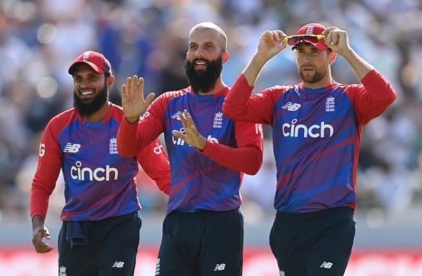 Adil Rashid, Moeen Ali and Dawid Malan of England celebrate after the dismissal of Mohammad Hafeez of Pakistan during the 2nd Vitality T20...