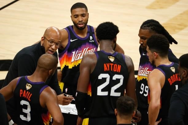 Head coach Monty Williams of the Phoenix Suns talks with Chris Paul, Deandre Ayton, Mikal Bridges, Jae Crowder and Devin Booker in the second half of...