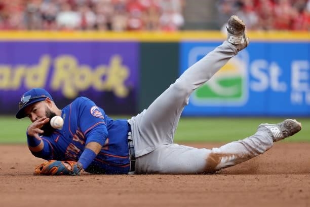 Luis Guillorme of the New York Mets attempts a throw to third base in the first inning against the Cincinnati Reds at Great American Ball Park on...