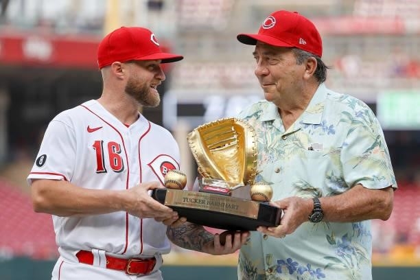 Hall of Famer Johnny Bench presents Tucker Barnhart of the Cincinnati Reds with the Rawlings Gold Glove Award before the game against the New York...