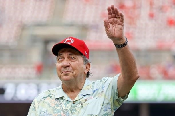 Hall of Famer Johnny Bench acknowledges the crowd during a ceremony before the game between the New York Mets and Cincinnati Reds at Great American...