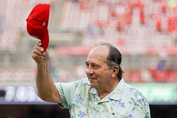Hall of Famer Johnny Bench acknowledges the crowd during a ceremony before the game between the New York Mets and Cincinnati Reds at Great American...