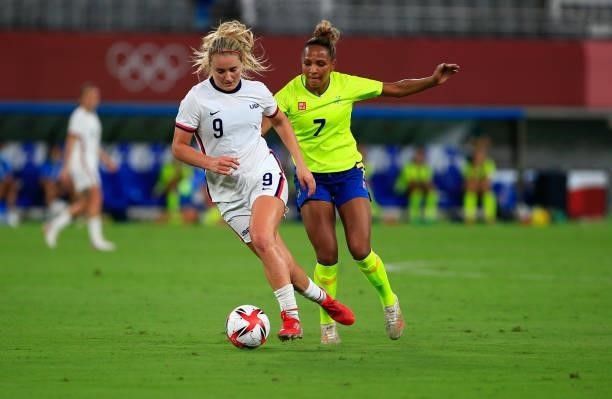 Lindsey Horan of the United States turns and moves with the ball during a game between Sweden and USWNT at Tokyo Stadium on July 21, 2021 in Tokyo,...