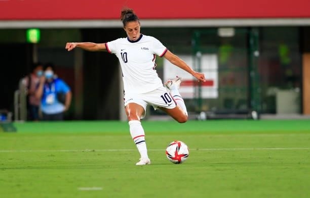 Carli Lloyd of the United States crosses a ball during a game between Sweden and USWNT at Tokyo Stadium on July 21, 2021 in Tokyo, Japan.