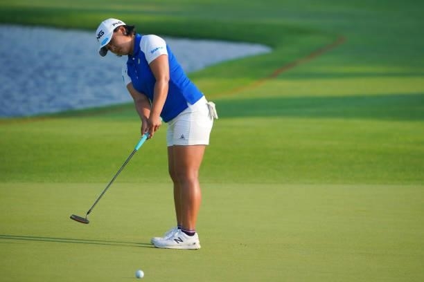 Ai Suzuki of Japan attempts a putt on the 18th green during the first round of Daito Kentaku eHeyanet Ladies at Takino Country Club on July 22, 2021...
