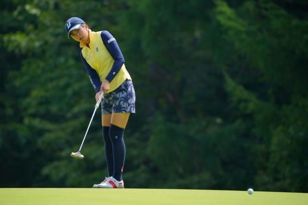 Kotone Hori of Japan attempts a putt on the 4th green during the second round of Daito Kentaku eHeyanet Ladies at Takino Country Club on July 23,...