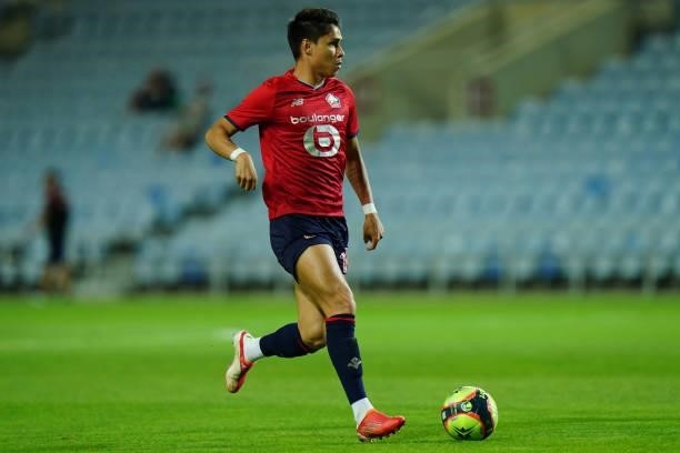 Luiz Araujo of LOSC Lille runs with the ball during the Pre-Season Friendly match between SL Benfica and Lille at Estadio Algarve on July 22, 2021 in...