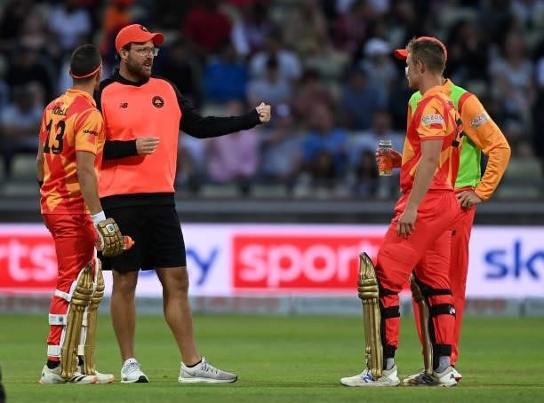 Birmingham Phoenix coach Daniel Vettori speaks to his team during a time out during The Hundred match between Birmingham Phoenix and London Spirit at...