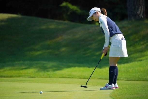 Mizuki Ooide of Japan attempts a putt on the 8th green during the third round of Daito Kentaku eHeyanet Ladies at Takino Country Club on July 24,...