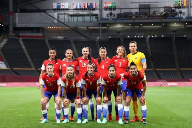 Players of Team Chile pose for a team photograph prior to the Women's First Round Group E match between Chile and Canada on day one of the Tokyo 2020...