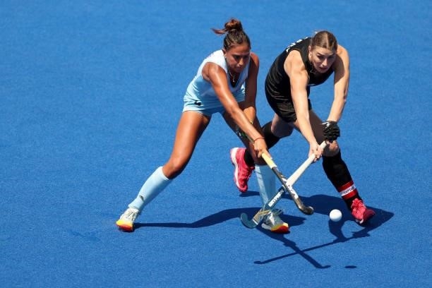 Valentina Raposo Ruiz de los Llanos of Team Argentina and Olivia Merry of Team New Zealand battle for a loose ball during the Women's Pool B match on...
