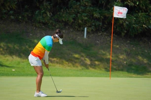 Mi-jeong Jeon of South Korea attempts a putt on the 11th green during the final round of Daito Kentaku eHeyanet Ladies at Takino Country Club on July...