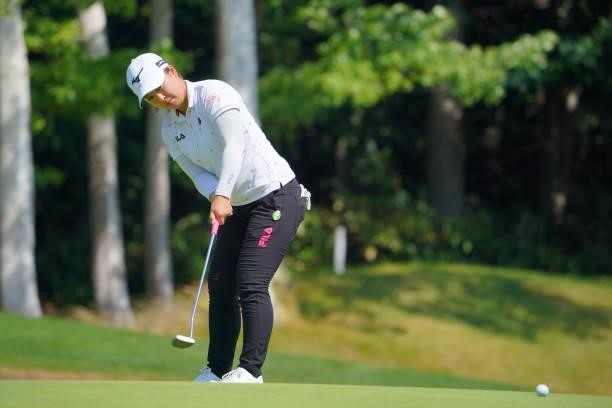 Mao Saigo of Japan attempts a putt on the 15th green during the final round of Daito Kentaku eHeyanet Ladies at Takino Country Club on July 25, 2021...
