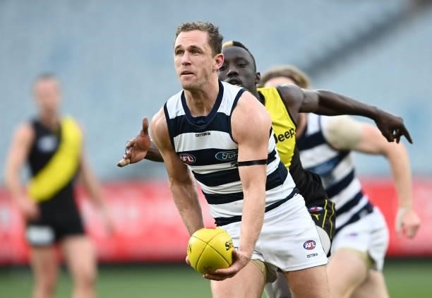 Joel Selwood of the Cats handballs during the round 19 AFL match between Geelong Cats and Richmond Tigers at Melbourne Cricket Ground on July 25,...