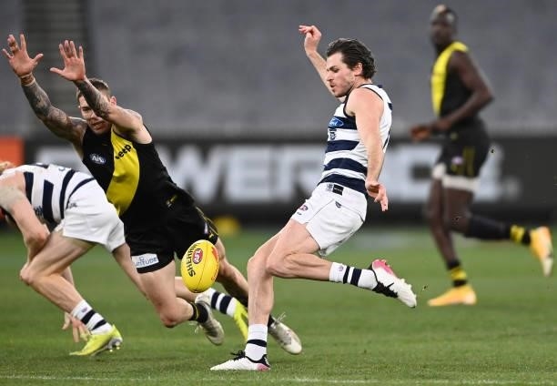 Isaac Smith of the Cats kicks during the round 19 AFL match between Geelong Cats and Richmond Tigers at Melbourne Cricket Ground on July 25, 2021 in...