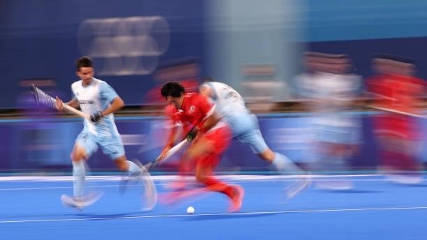 Kenji Kitazato of Team Japan runs with the ball whilst under pressure from Ezequiel Habif Thomas of Team Argentina during the Men's Preliminary Pool...