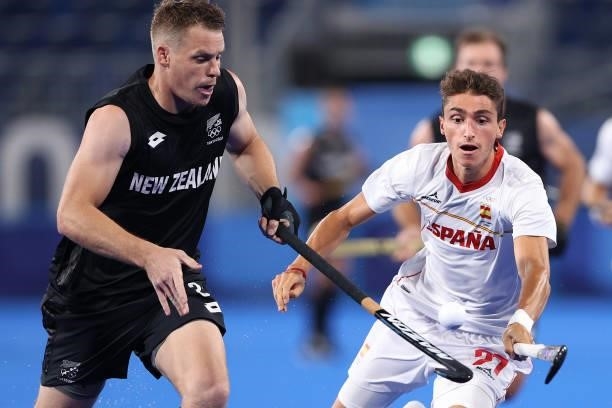 Steve Edwards of Team New Zealand and Gimo Bolto Bolto of Team Spain battle for the ball during the Men's Preliminary Pool A match between Spain and...