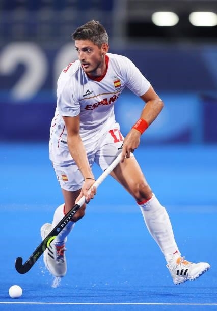 Xavier Lleonart Blanco of Team Spain runs with the ball during the Men's Preliminary Pool A match between Spain and New Zealand on day two of the...