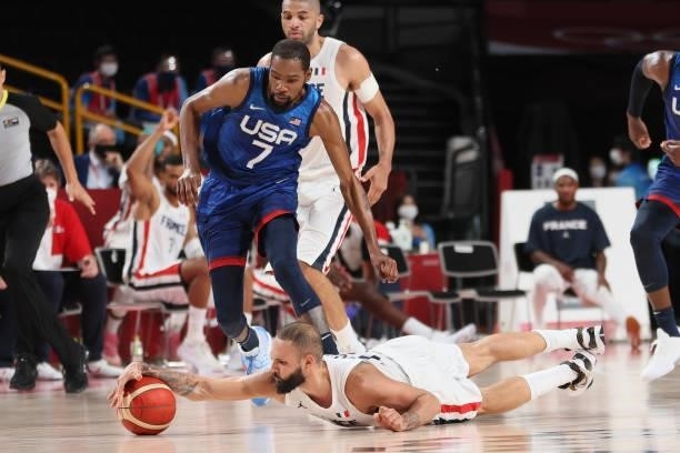 Evan Fournier of Team France and Kevin Durant of Team United States dive for possession of the ball during the second half of the Men's Preliminary...