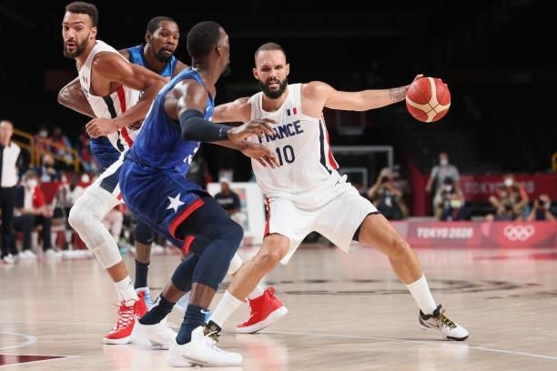 Evan Fournier of Team France drives through traffic against Team United States of America during the second half of the Men's Preliminary Round Group...