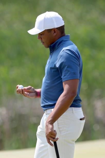 Jhonattan Vegas of Venezuela inspects his ball on the 10th green during the final round of the 3M Open at TPC Twin Cities on July 25, 2021 in Blaine,...