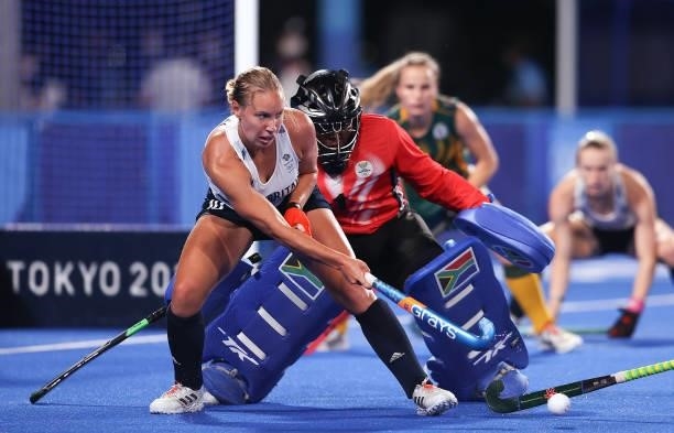 Sarah Robertson of Team Great Britain is pressured by Phumelela Luphumlo Mbande of Team South Africa during the Women's Preliminary Pool A match...