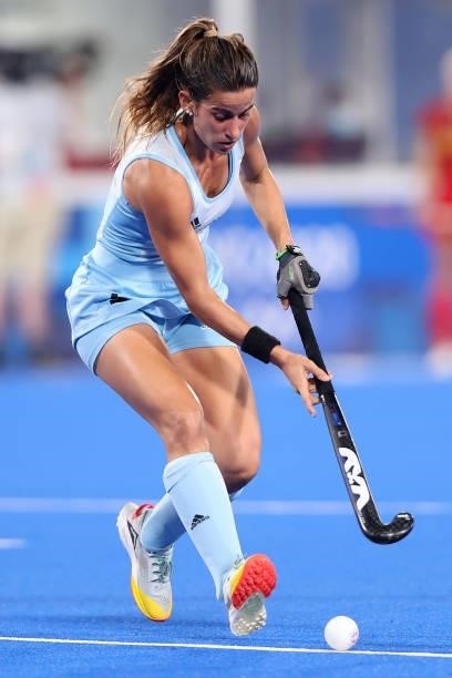 Agostina Alonso of Team Argentina runs with the ball during the Women's Preliminary Pool B match between Argentina and Spain on day three of the...