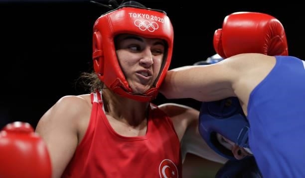 Busenaz Surmeneli of Turkey exchanges punches with Karolina Koszewska of Poland during the Women's Welter on day four of the Tokyo 2020 Olympic Games...