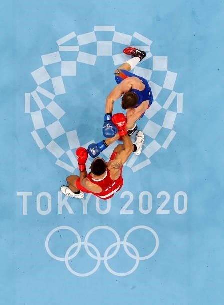 Ato Leau Plodzicki Faoagali of Samoa exchanges punches with Uladzislau Smiahlikau of Belarus during the Men's Heavy on day four of the Tokyo 2020...