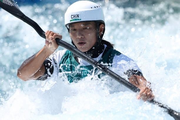 Tong Li of Team China competes during the Women's Kayak Slalom Semi-final on day four of the Tokyo 2020 Olympic Games at Kasai Canoe Slalom Centre on...