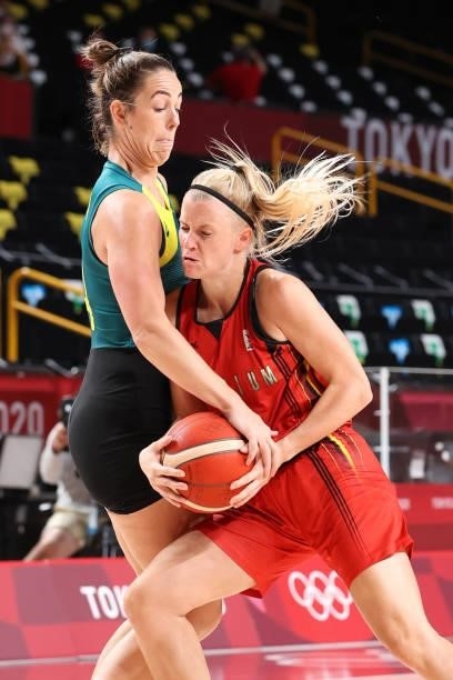 Jenna O'Hea of Team Australia and Julie Vanloo of Team Belgium fight for possession of the ball during the first half of a Women's Preliminary Round...