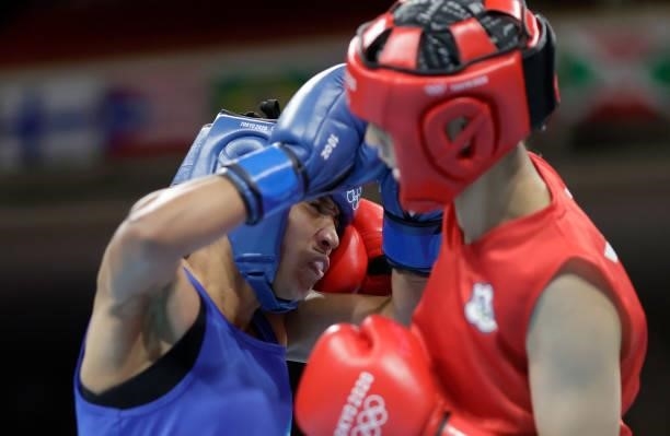 Shih Yi Wu of Chinese Taipe exchanges punches with Agnes Alexiusson of Sweden during the Women's Light on day four of the Tokyo 2020 Olympic Games at...