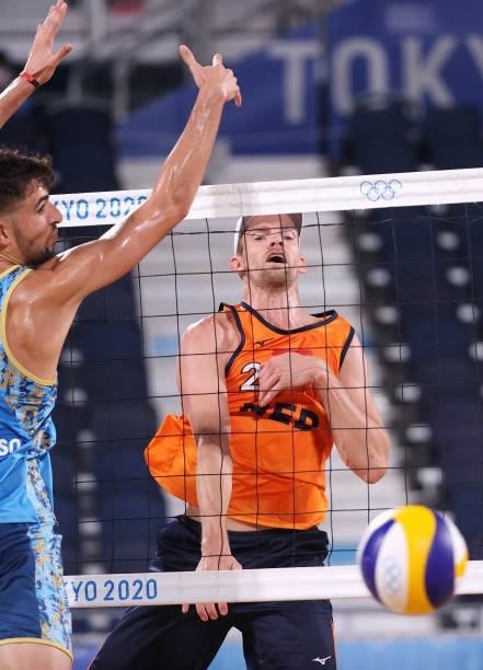 Nicolas Capogrosso of Team Argentina tries to block a shot against Robert Meeuwsen of Team Netherlands during the Men's Preliminary - Pool D beach...