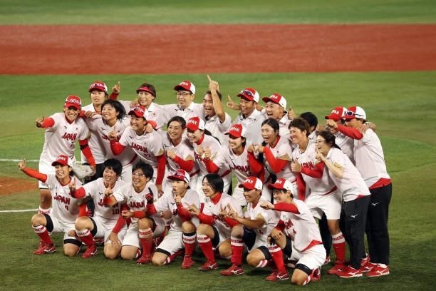 Team Japan poses for a team photo after defeating Team United States 2-0 in the Softball Gold Medal Game between Team Japan and Team United States on...