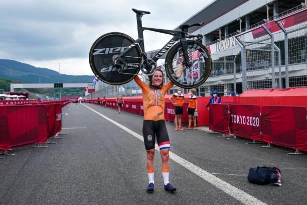 Annemiek van Vleuten of Team Netherlands pose on the podium during the medal ceremony for the Women's Individual Time Trial during day 5 of the Tokyo...