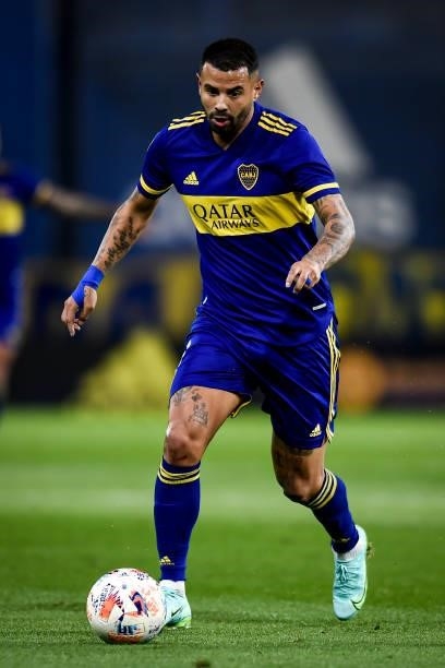 Edwin Cardona of Boca Juniors drives the ball during a match between Boca Juniors and San Lorenzo as part of Torneo Liga Profesional 2021 at Estadio...