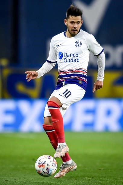 Oscar Romero of San Lorenzo drives the ball during a match between Boca Juniors and San Lorenzo as part of Torneo Liga Profesional 2021 at Estadio...