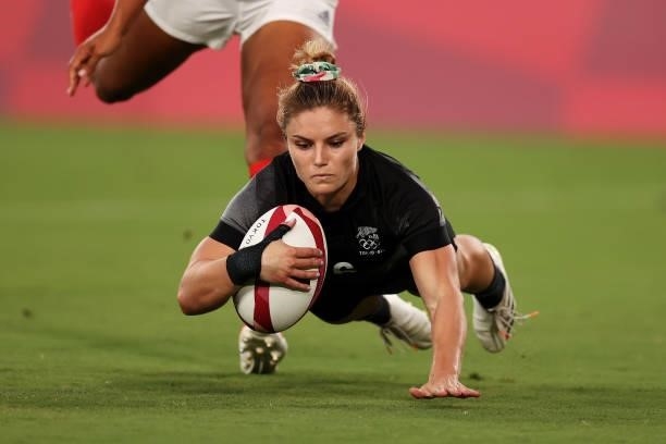 Michaela Blyde of Team New Zealand scores a try in the Women’s pool A match between Team New Zealand and Team Great Britain during the Rugby Sevens...