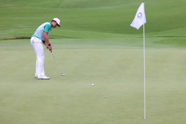 Garrick Higgo of Team South Africa putts on the 17th green during the first round of the Men's Individual Stroke Play on day six of the Tokyo 2020...