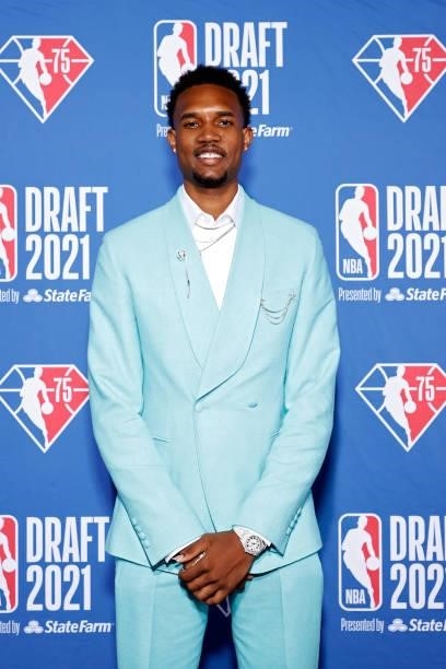 Evan Mobley poses for photos on the red carpet during the 2021 NBA Draft at the Barclays Center on July 29, 2021 in New York City.