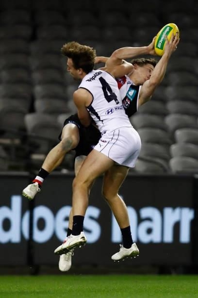 Jack Billings of the Saints marks the ball during the round 20 AFL match between St Kilda Saints and Carlton Blues at Marvel Stadium on July 30, 2021...