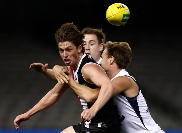 Leo Connolly of the Saints handballs during the round 20 AFL match between St Kilda Saints and Carlton Blues at Marvel Stadium on July 30, 2021 in...
