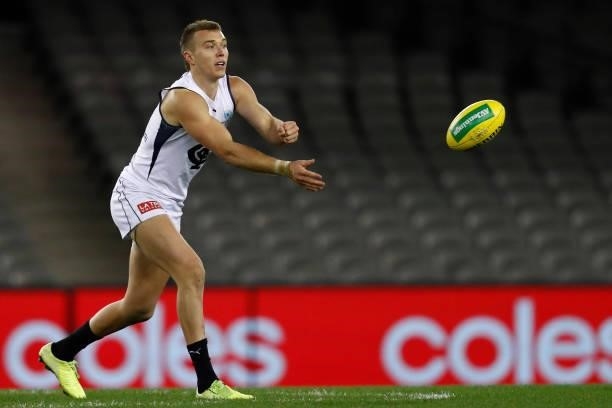 Patrick Cripps of the Blues handballs during the round 20 AFL match between St Kilda Saints and Carlton Blues at Marvel Stadium on July 30, 2021 in...