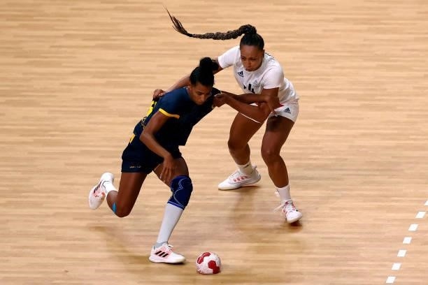 Jamina Roberts of Team Sweden runs with the ball whilst being challenged by Beatrice Edwige of Team France during of the Women's Preliminary Round...